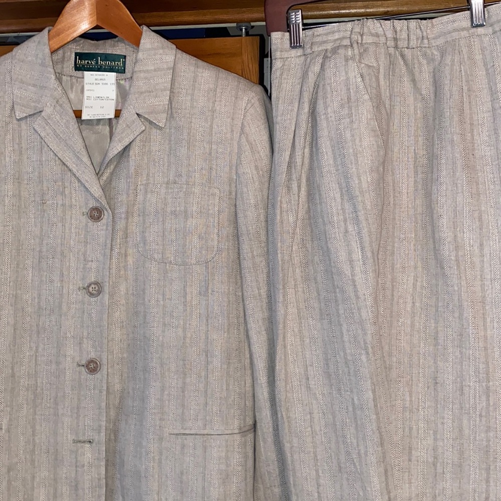 Two piece pant suit Size 12 EXCELLENT CONDITION 😊